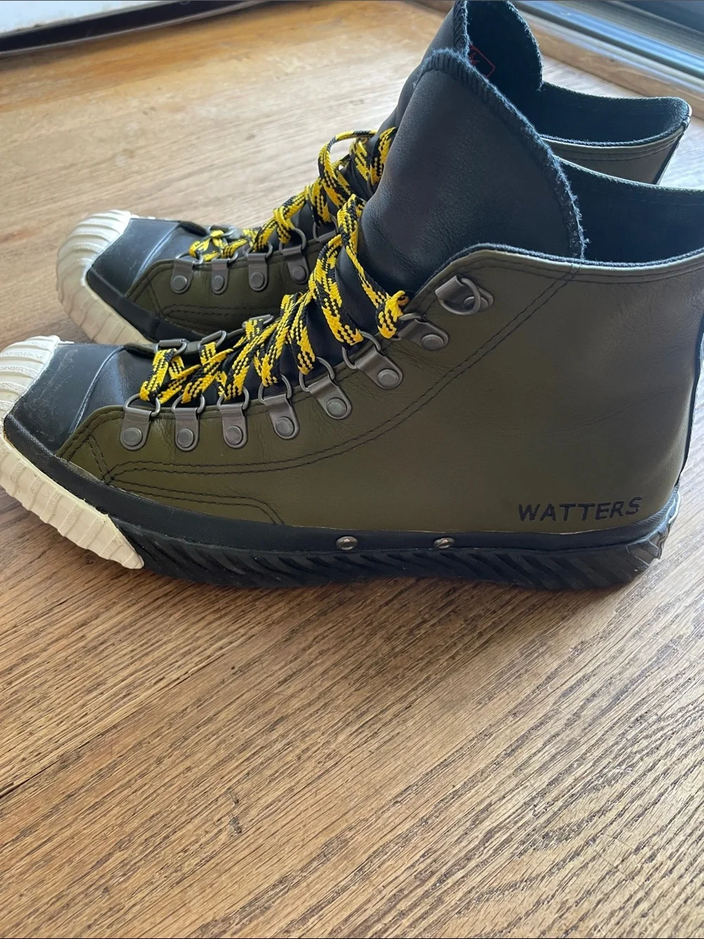 Converse Chuck Taylor Bosey High Top Sneakers in Olive Green Men 8.5/ women 10.5